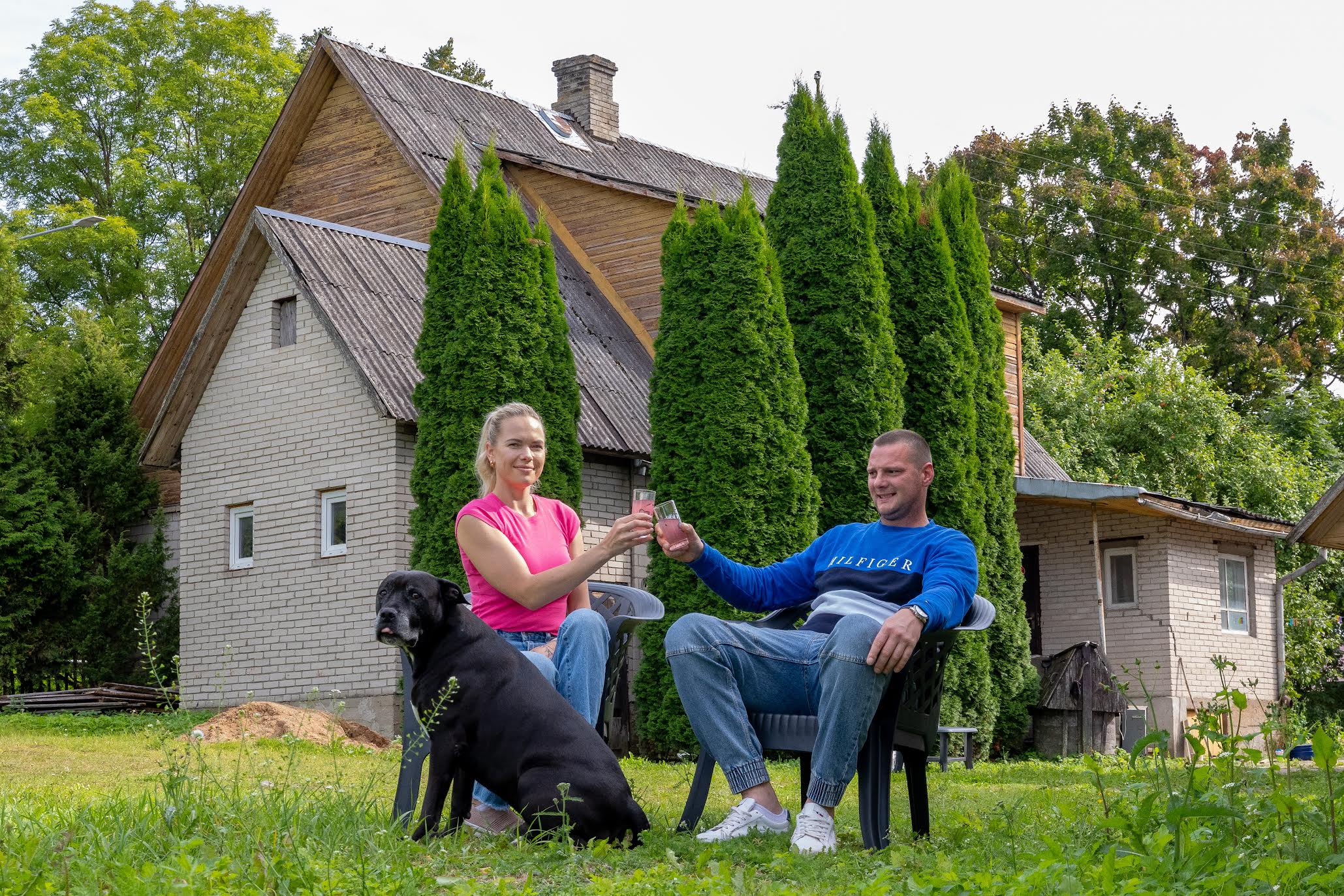 Kaisa Luht ja Tanel Kliimand valisid pärast ligi kümmet aastat välismaaelu enda elukohaks just Võru linna. Nad kinnitavad, et ei plaani siit kandist lähiajal edasi rännata, vaid on jõudnud koju. Fotol oma Kreutzwaldi tänava ääres asuva maja hoovis koos koer Rustyga. FOTOD: Aigar Nagel